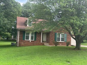 Building Photo - Exit 8! Rossview School. 4 Bed/2 Bath over...
