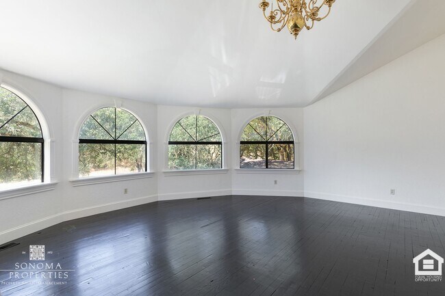 Building Photo - Wine Country Living in Spacious Glen Ellen...