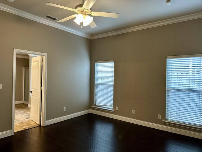 Building Photo - Beautiful 3/2/2 in South Lubbock!