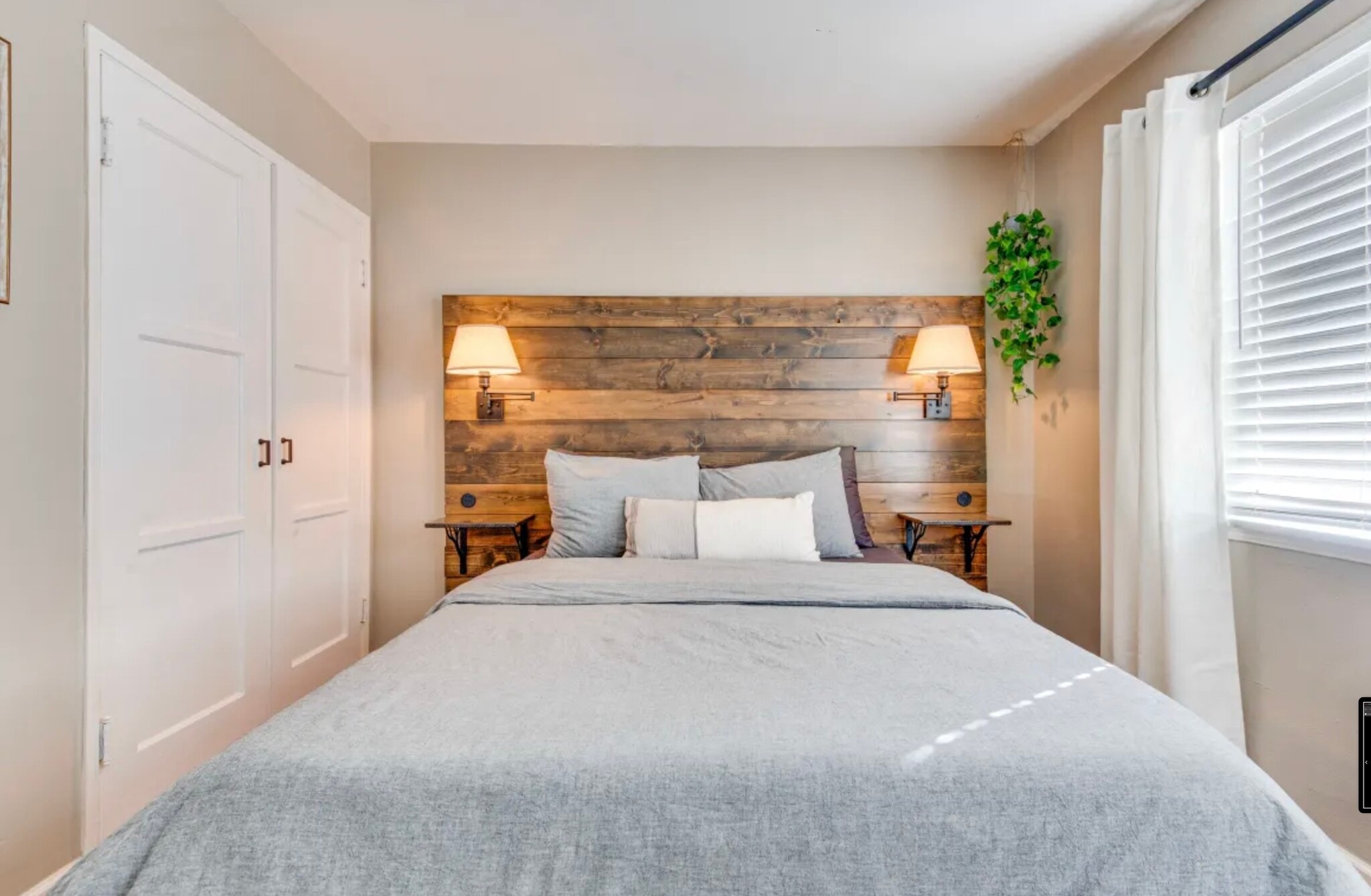 Building Photo - 504 N Rosemary Ln