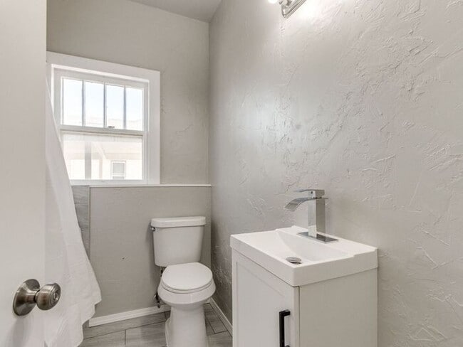 Building Photo - Renovated 3-bedroom, 2-bath home located in the heart of Edmond!