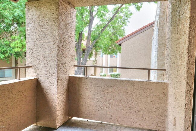 Building Photo - 2146 W Isabella Ave