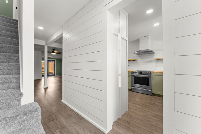 Building Photo - 706 Nora Ln