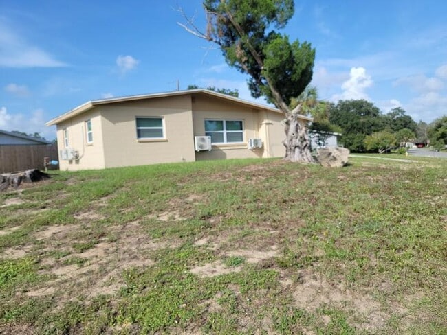 Building Photo - 1700 Chaucer Rd