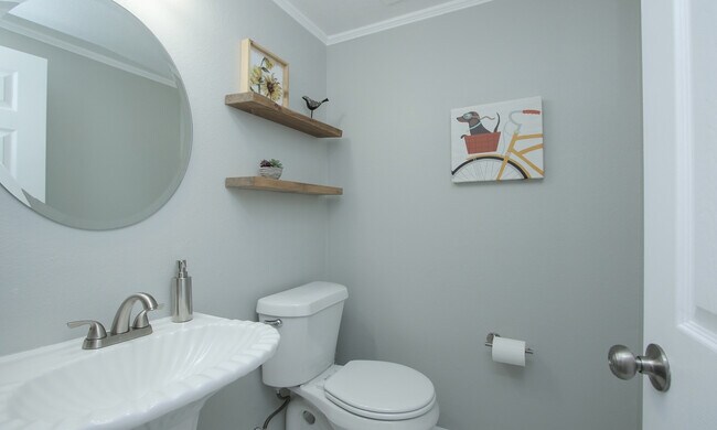 Building Photo - 131 Pine Rd