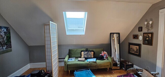 Building Photo - 1.5 Bed Spacious Top-Floor Allston apt! Fi...