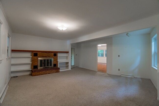 Building Photo - Adorable 3BR home on 1.65 Acre Park-Like S...