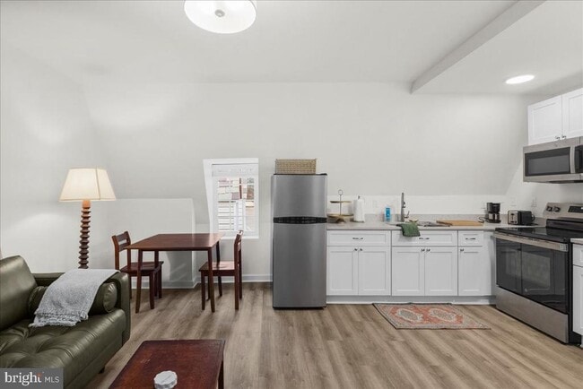 Building Photo - 380 Broadview Ave