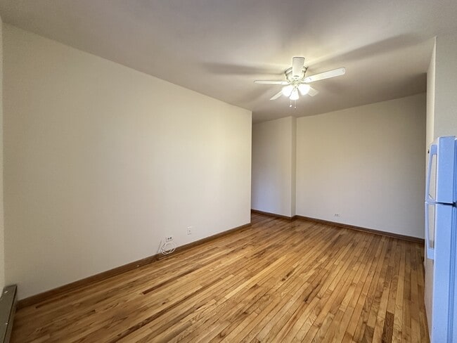 Building Photo - 640 W Barry Ave