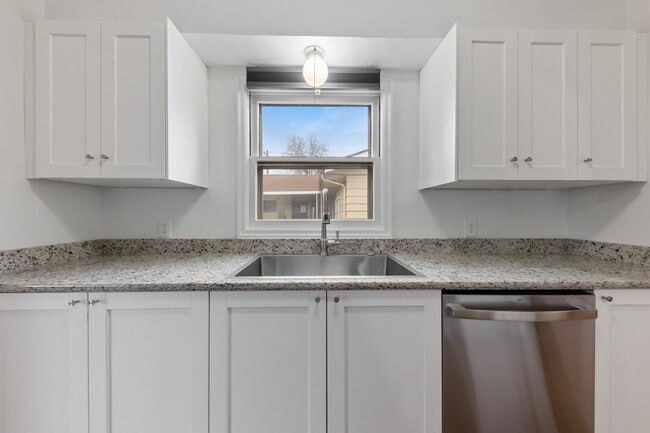 Building Photo - Charming Remodeled Duplex: Pet Friendly!