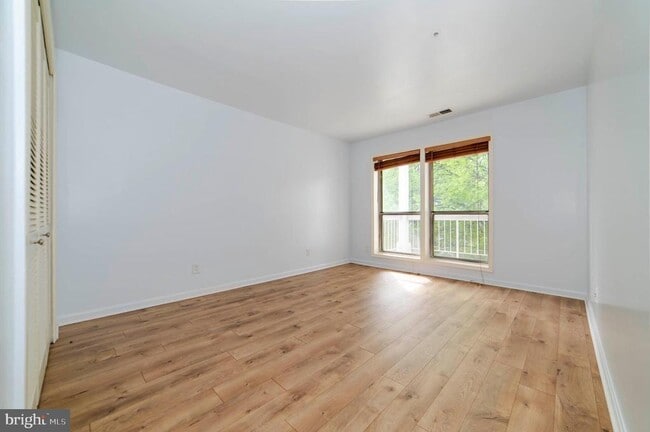 Building Photo - 3176 Summit Square Dr