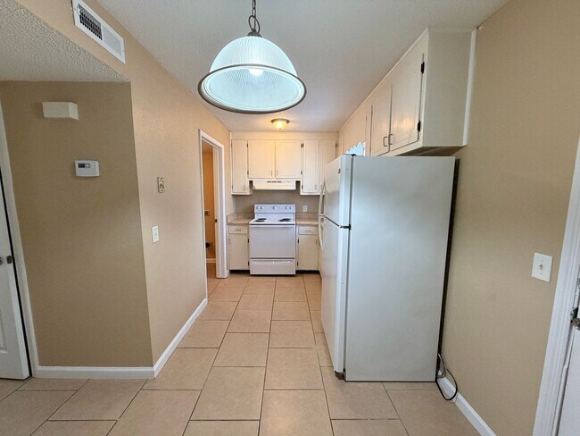 Building Photo - Nice Townhome Located in Adel