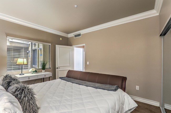 Building Photo - 260 E Flamingo Rd