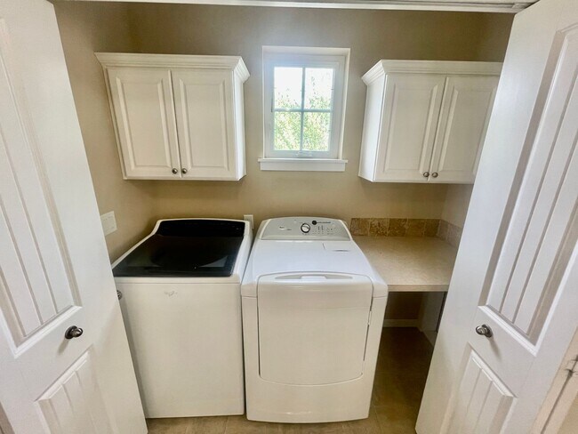 Building Photo - Well Appointed, Open Floor Plan 3-bedroom, 2.5-bathroom home in Beaverton