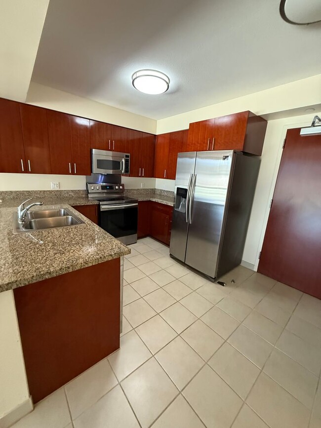 Building Photo - Great Location! 1/1/1 with beautiful mount...