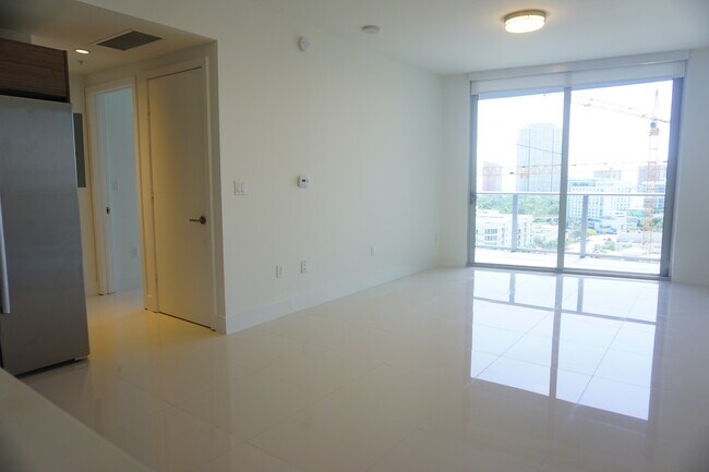 Building Photo - 1010 SW 2nd Ave