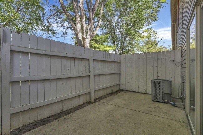 Building Photo - 1211 Rivercrest Dr S
