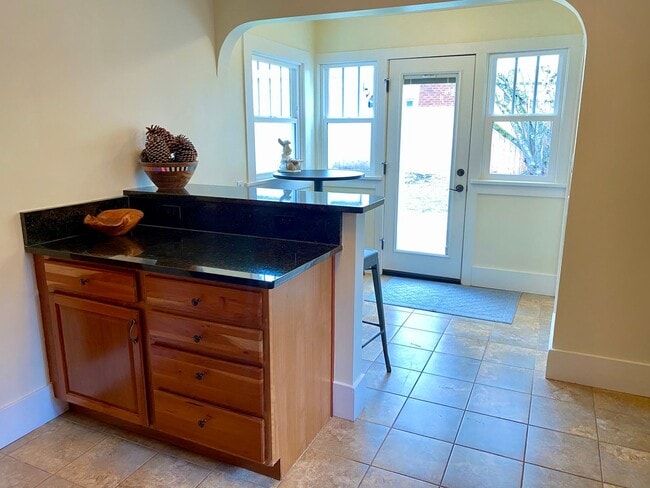 Building Photo - 3 Bedroom House Near UO Campus!! Ready for Fall 2026!