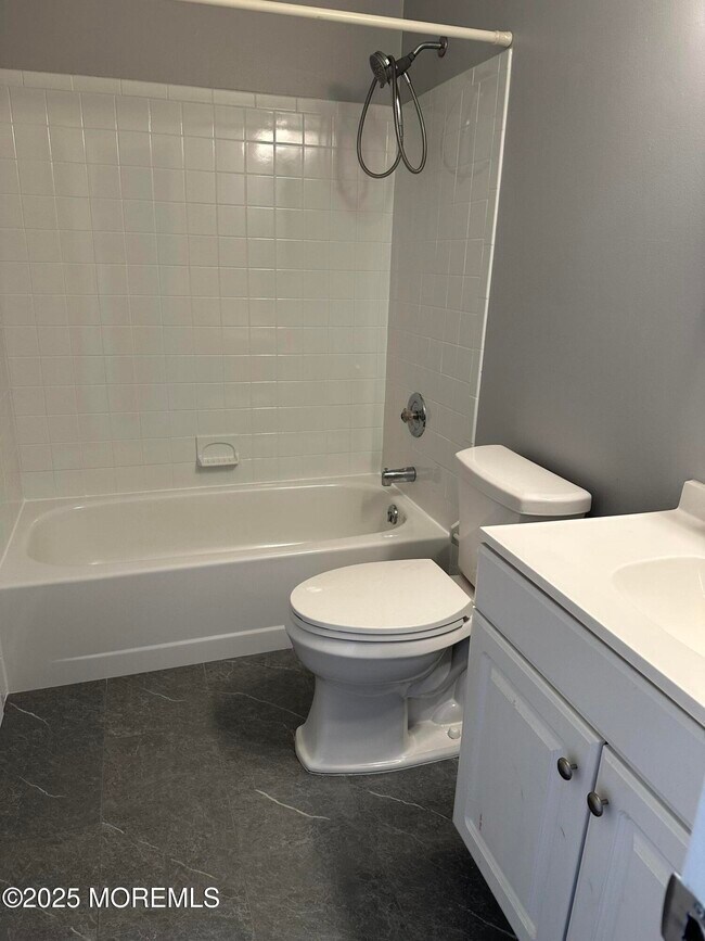 Building Photo - 105 Creek Rd