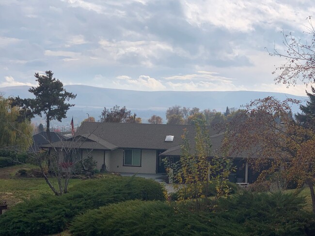 Building Photo - West Valley Home with Stunning Views