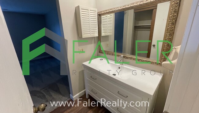 Building Photo - Freshly Updated 2nd Floor Condo