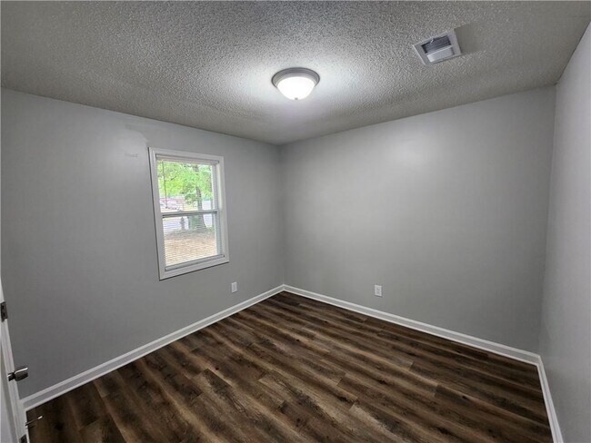 Building Photo - 723 W Creek Cir