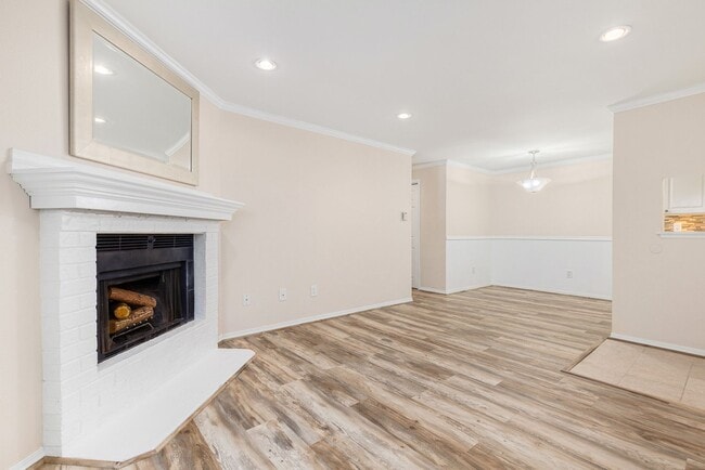 Building Photo - 1/2 off First month's rent! Beautifully updated Ground Floor 2 Bedroom 1 Bath Water/Sewer/Garbage...