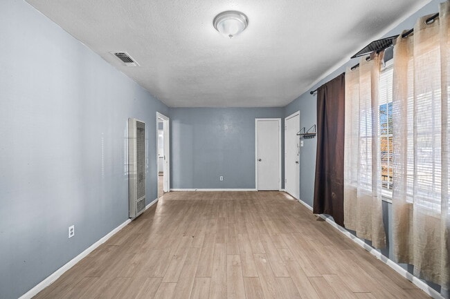 Building Photo - Large 3/2 with Access to Loop 289 and Idalou Highway