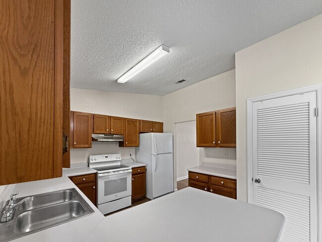 Building Photo - Charming Navarre Home with Hardwood Floors...