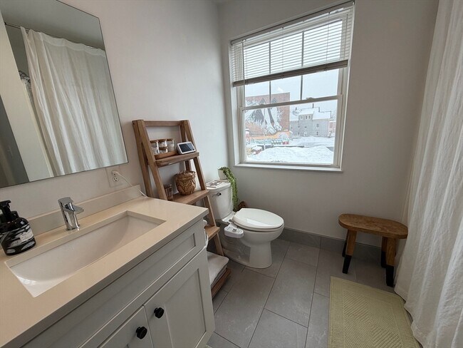 Building Photo - 5 W Dane St