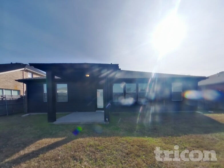 Building Photo - 2106 Rose May Dr