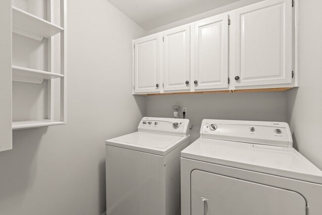 Building Photo - 3 Bedroom w/ 2 car Garage (Landscaping is ...