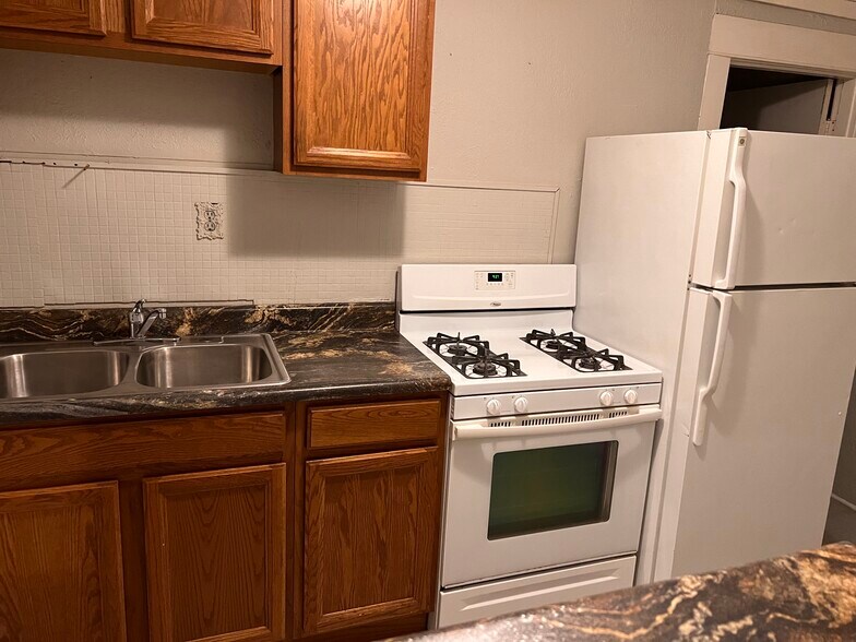 Building Photo - 401 Chautauqua Ave