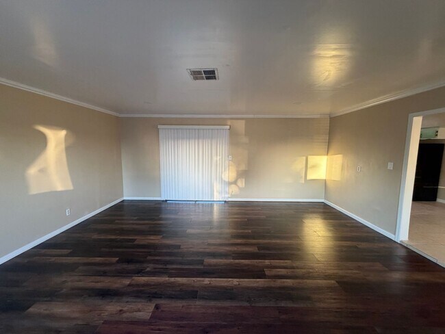 Building Photo - Affordable 3 BD 2 BA house in SW Bakersfield on a corner lot