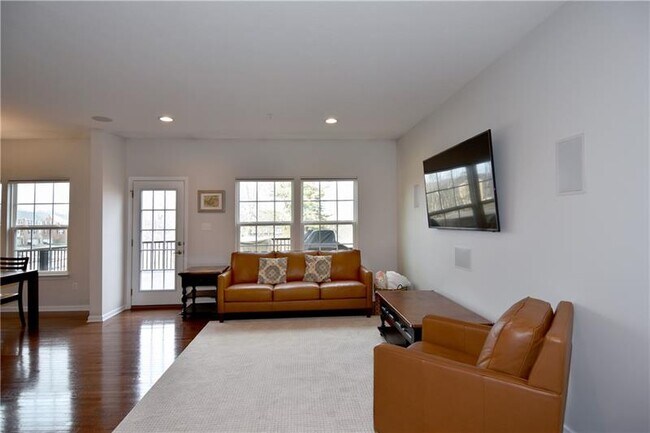Building Photo - 616 Edison Dr
