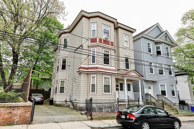 Building Photo - 27 Elm St