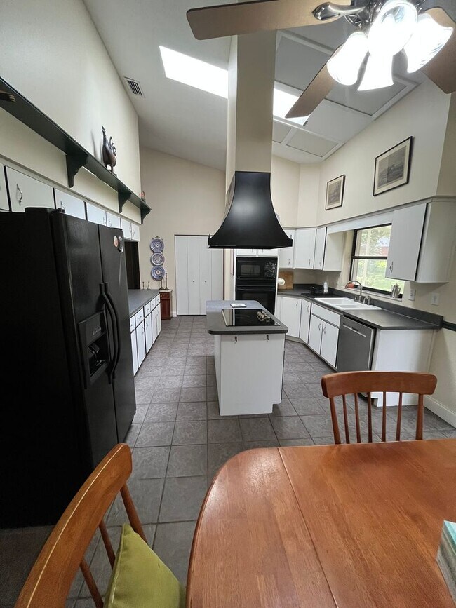 Building Photo - 3 Bedroom, 2 Bathrooms, with pool on 3 Acres