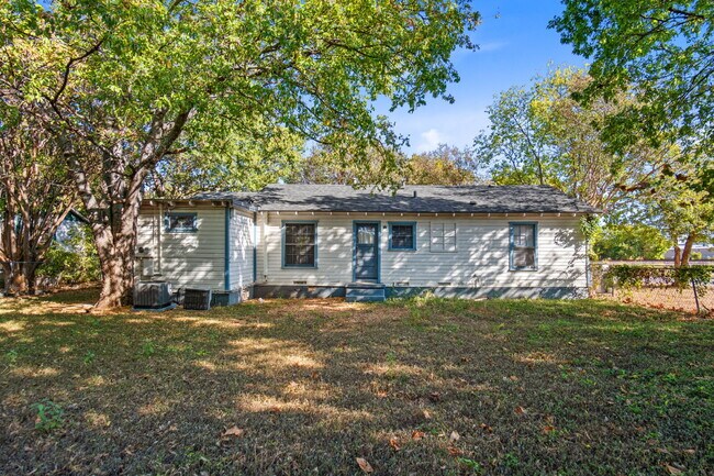 Building Photo - "Charming 2-Bedroom Duplex Retreat on Clou...
