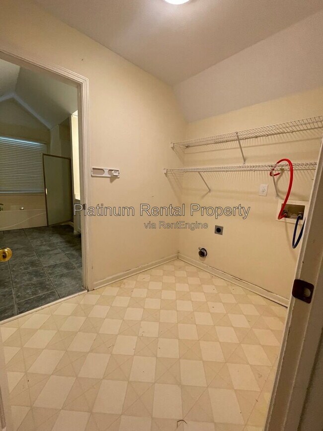 Building Photo - 7115 Red Fox Ln