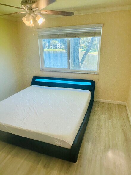 Building Photo - 2104 S Cypress Bend Dr