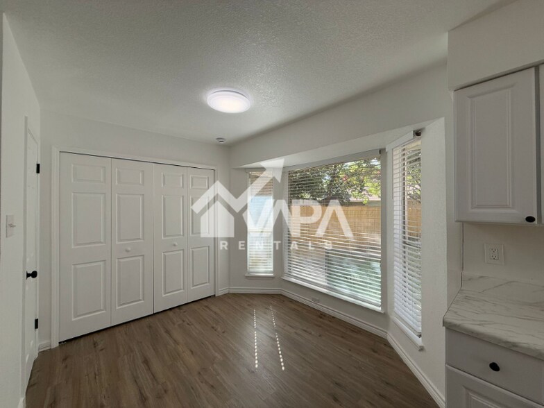 Building Photo - 6402 Gray Ridge