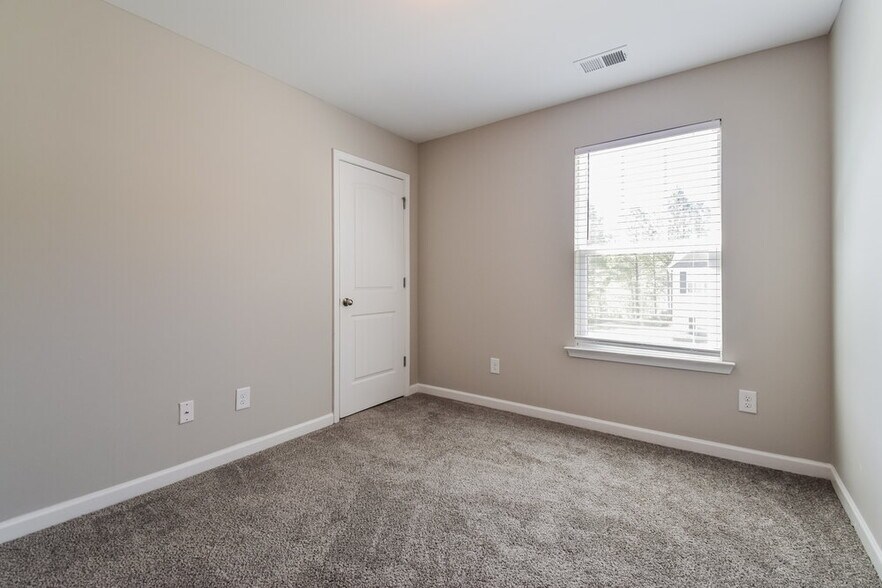 Building Photo - 643 Fieldcrest Dr