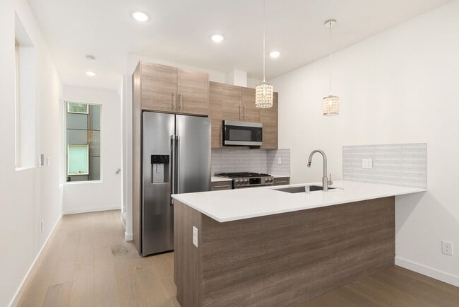 Building Photo - 2 Bedroom PLUS DEN - West Seattle Townhome