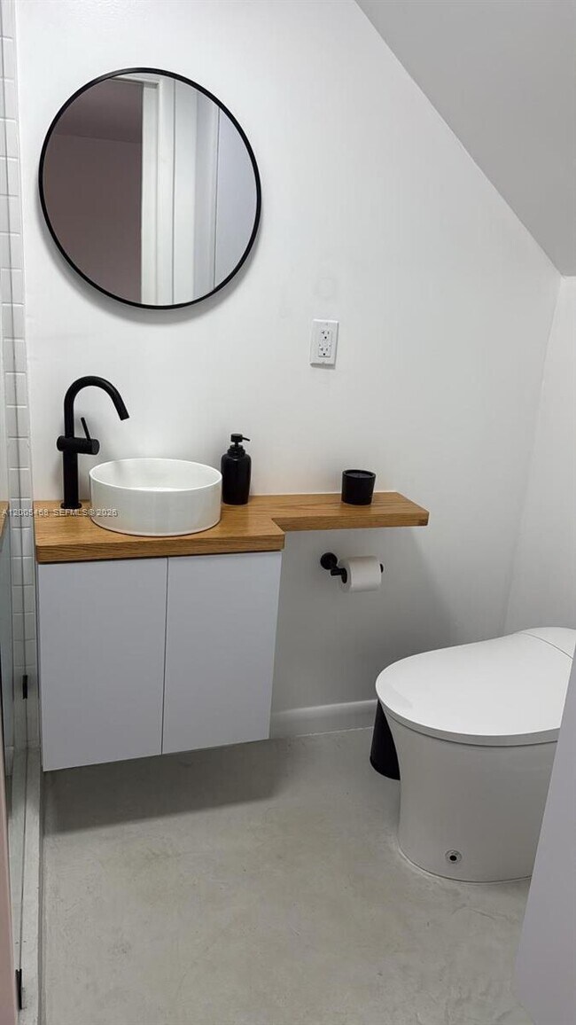 Building Photo - 6865 Bay Dr