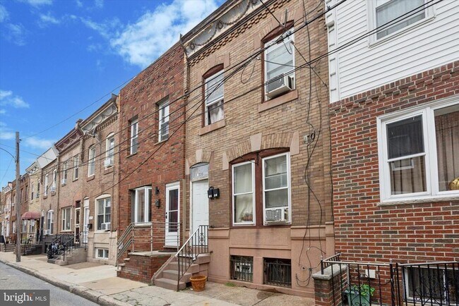 Building Photo - 1833 Daly St