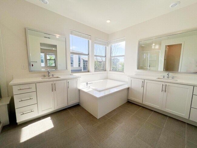 Building Photo - Newer Spacious 5 Bedroom Home Located in C...