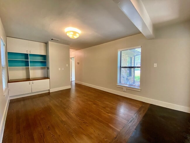 Building Photo - Charming 4 Bedrooms, 3 Bathrooms Home in Allandale!!!!