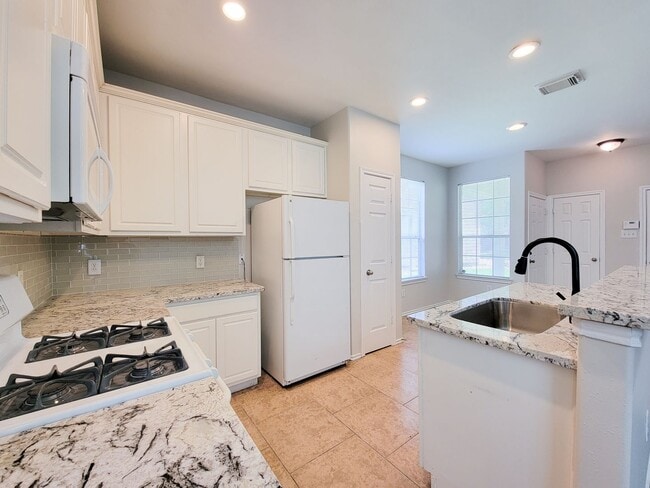 Building Photo - BEAUTIFUL 3 BEDROOM 2 BATH TOWNHOME THAAT ...