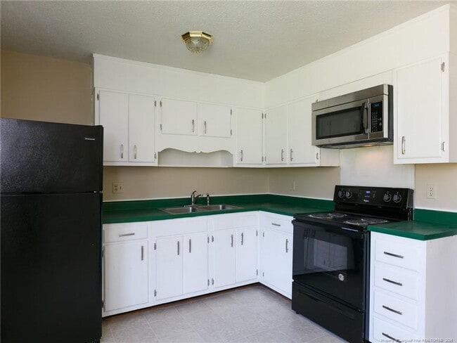 Building Photo - 3249 Glenmore Dr