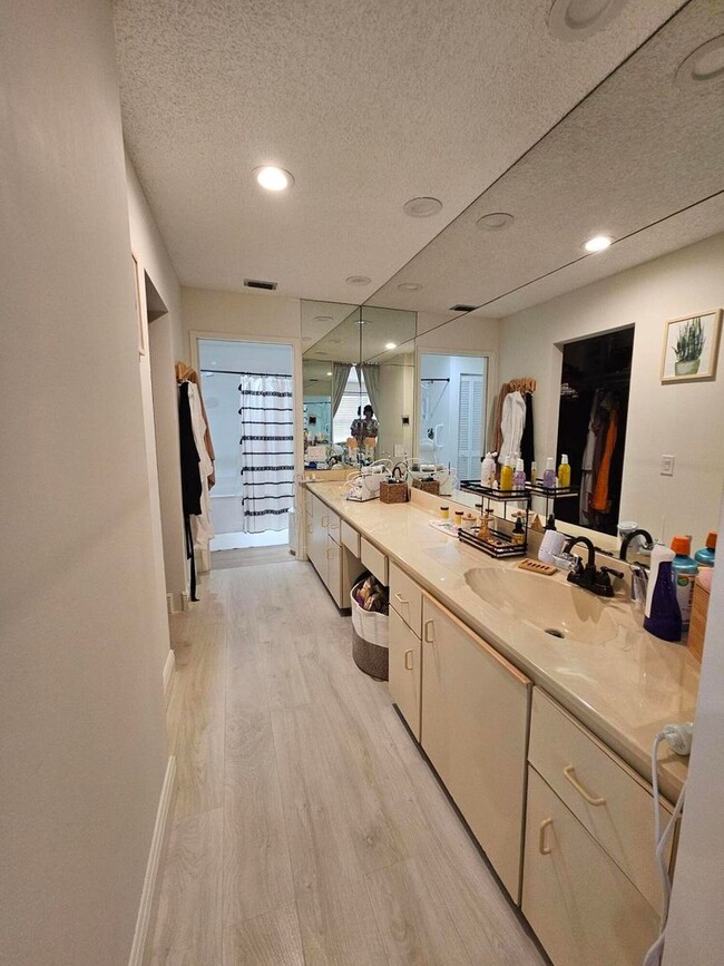 Building Photo - 7976 La Mirada Dr